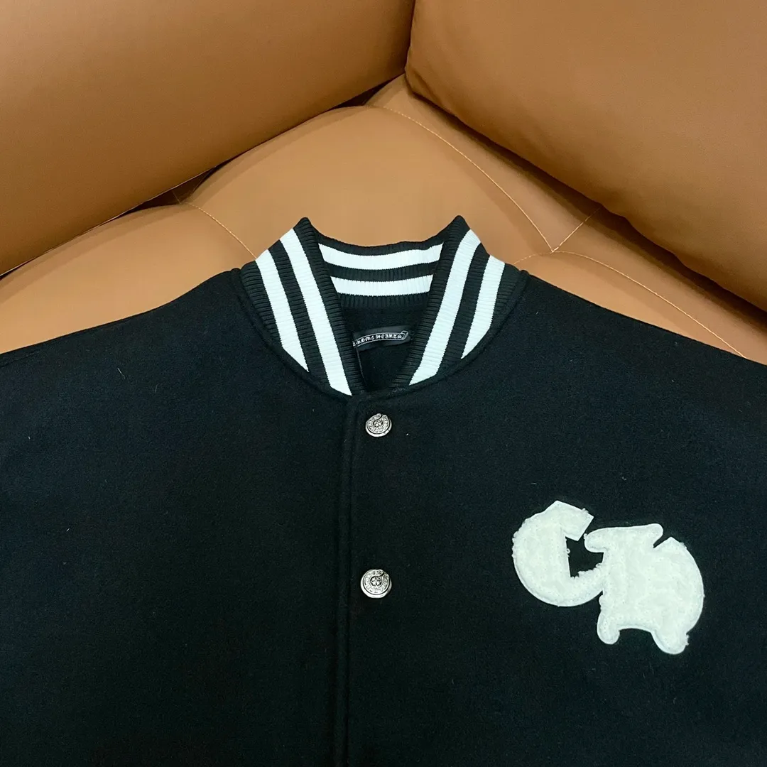 🅿️410 CH➡️Cro Xin 2024ss runway style baseball jacket. I ordered the original model and it took a month to finally ship. I love it so much. The upper body is really cool. A Douyin blogger said that this year's new jacket will become a future trend. If you look through street photos, you will find that celebrities regard it as a collectible jacket, a must-have item for men and women who want light luxury for commuting. Developing the highest version on the entire network, it took 1 month to customize and the cost was extremely high. The German imported flat-machine made custom-woven wool jacquard threads, using the first layer of imported lambskin. The pleated texture is unparalleled. It is hand-cut and meticulously crafted. The stitching position is very technical. Whether the whole garment is good or not depends on this position. Top-notch workmanship and details can stand the test. A full set of customized accessories, the letters are clear and perfectly restored without any difference. High-end atmosphere and full grade! The entire dress is exclusively customized with heavy craftsmanship. The towel patch embroidery is perfectly combined with craft embroidery and precise stitching! Absolute craftsmanship quality!